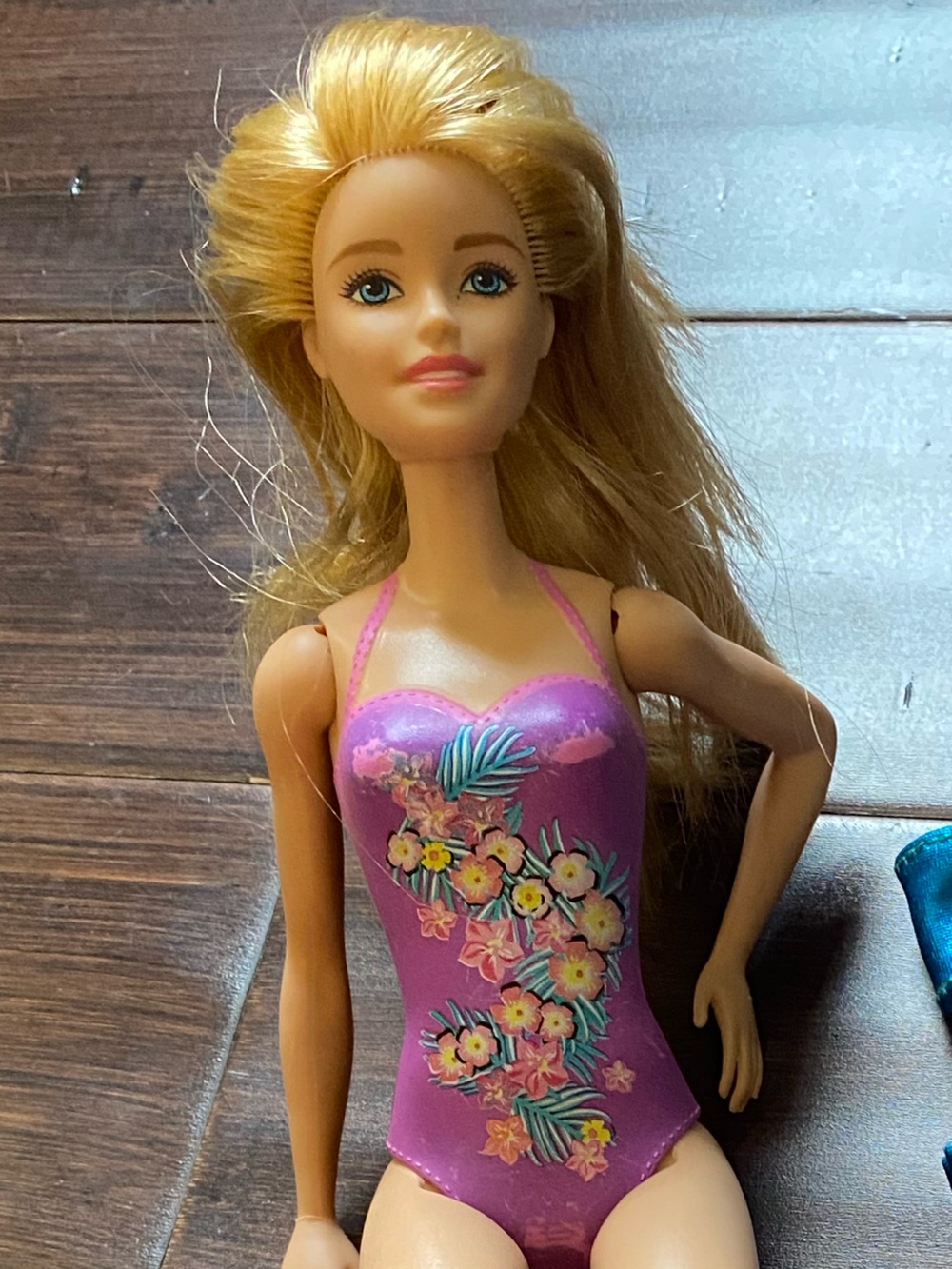 2 Swim Barbies with 2 mermaid outfits - Picture 4 of 14